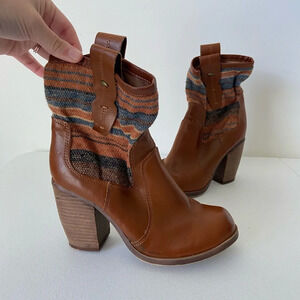 Arizona Jean Co. women’s patterned fabric heeled‎ ankle boots — size 7.5